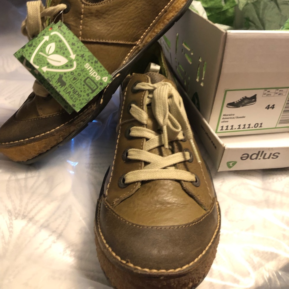 Snipe leather shoes.